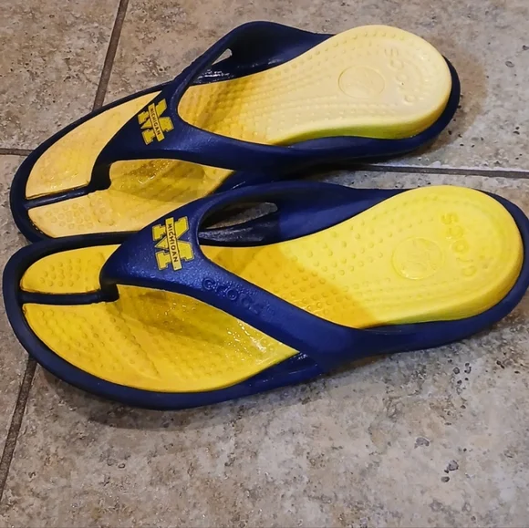 Crocs University of Michigan Wolverines men’s flip-flops size 8 Womens 10 - Picture 3 of 6